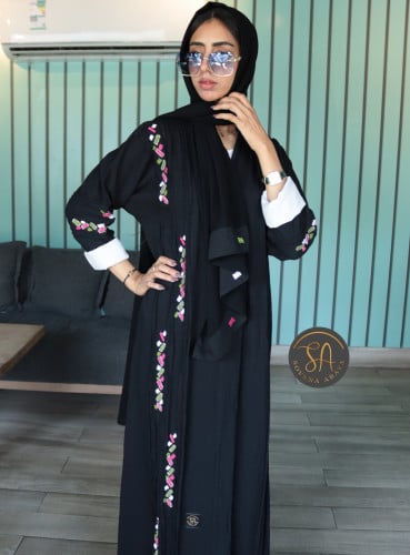 عبايه قماش كريب ملكي بتطريز ناعم والوان جذابه