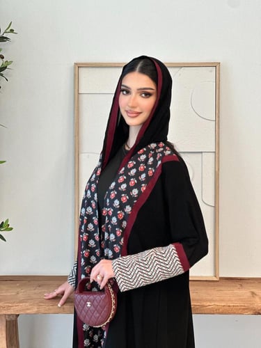 عباية سوداء مطرزة مميزة بمزيج مختلف من الاقمشة وال...