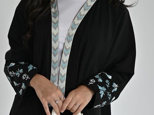 عباية قماش حرير مغسول اسود بارد صيفي مزينة بتطريز...