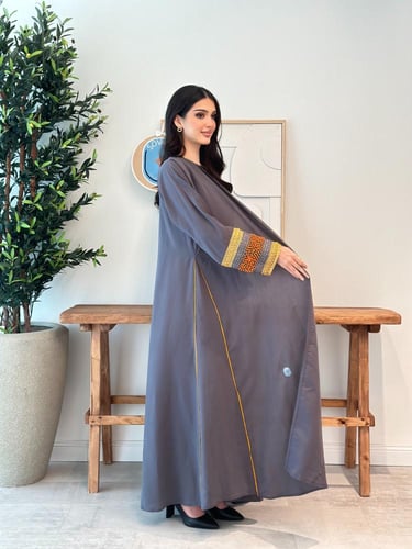 عباية نصف كلوش مميزة باختلاف التطريز الفاخر