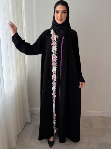 عباية مزينة بكلف فاخره متناسقة اللون وقصة في الخلف...