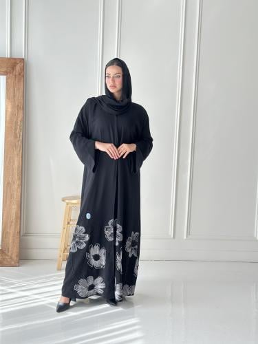 عبايه انيقة بتطريز في الاسفل والاكمام