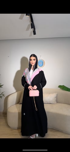 عباية راقية بتطريز الوانها الناعم الانيق ومزينة بج...