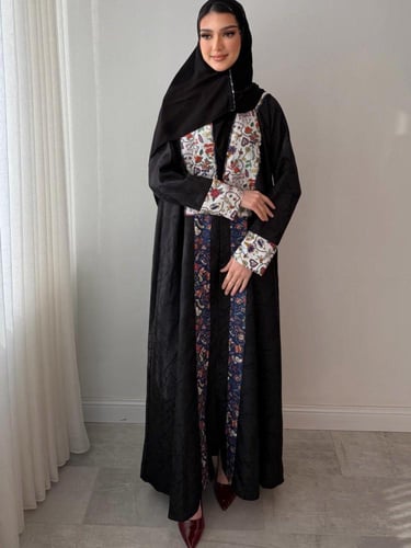 لمحبين التميز عباية فريدة لتنوع تفاصيلها ودمج الوا...