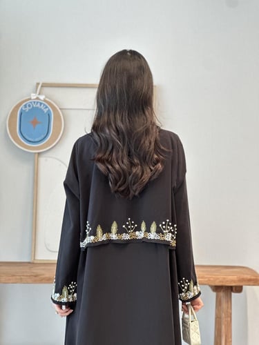 عباية انيقة بتطريز فريد في الكم وياقة في الامام وق...