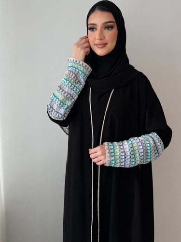 عباية فريدة بألونها مع تدخيلة قماش الكروشية الفاخر
