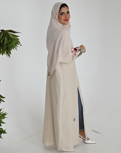 عباية لون بيج من لينن طبيعي بتطريز يدوي فاخر – خفة...