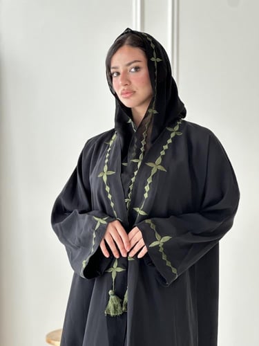 عباية بلون الاسود - عباية بتطريز فريد بلون الاخضر
