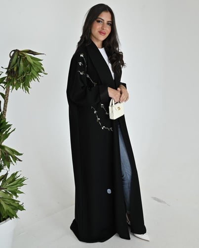 عبايه قماش كريب ملكي مطرزه بتطريز فاخر في جهه واحد...