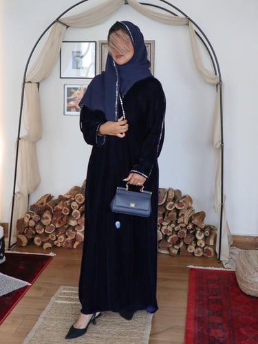 عباية مخمل شتوي كحلي مزينة بتطريز فاخر بلون الفضي