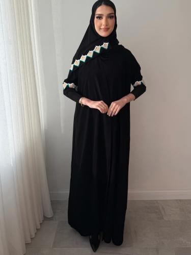 عباية عملية مزينة بتطريز والوان مميزة واكمام استرت...
