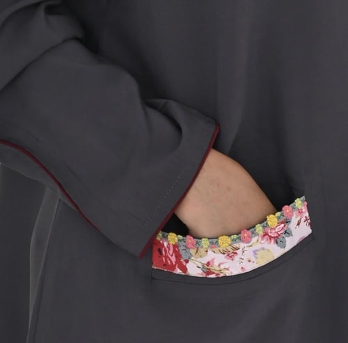 عبايه قماش حرير مغسول رمادي محددة باللون العودي و...