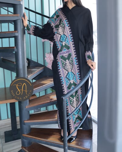 عباية نصف مشلح بقماش كريب ملكي تتميز بتطريز ناعم م...