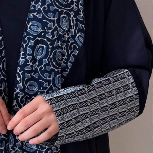 عباية فريدة باختلاف نقشتها وتناسق الوانها