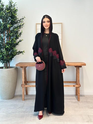 عباية سوداء فخمة بتطريز يدوي مميز – فخامة لا تُضاه...