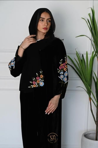 عباية مخمل مطرزة بتطريز يدوي فخم وطرحة راقية