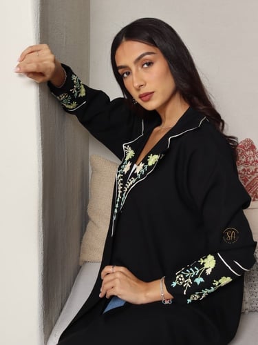 عبايه قماش كريب ملكي بتطريز يدوي فاخر على الكم بأل...