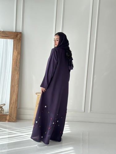 عبايه انيقة بتطريز في الاسفل والاكمام