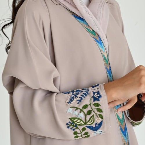 عبايه قماش حرير مغسول بيج مزينه بتطريز يدوي على ال...