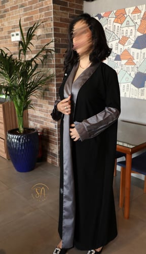 عبايه قماش كريب ملكي بتطريز فاخر بلون الفضي والاسو...