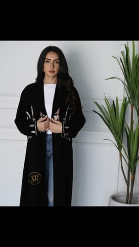 عبايه قماش كريب ملكي بتطريز يدوي ناعم بلون الرمادي...