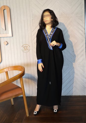 عبايه قماش كريب ملكي بتطريز بلون الازرق والفضي الف...