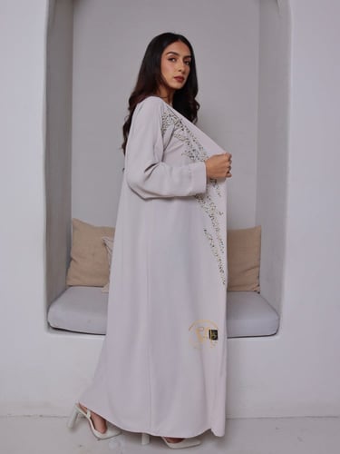 عبايه قماش كريب بحريني بيج مزينه بتطريز يدوي فاخر...