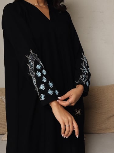 عبايه قماش كريب ملكي اسود مزينه بتطريز يدوي فاخر ب...