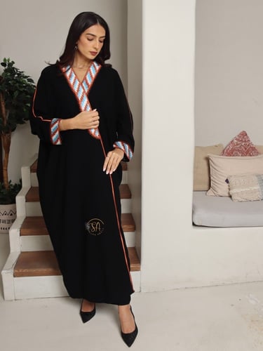 عبايه نصف بشت فاخره بقماش كريب ملكي وتطريز على الص...