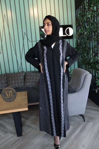عباية قماش كريب ملكي بتطريز متناغم بألوان (اسود اب...