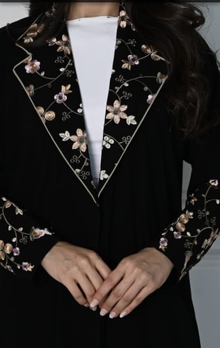 عبايه قماش كريب ملكي بتطريز يدوي فاخر على الكم بأل...