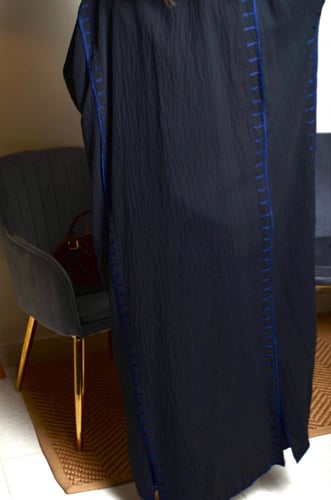 عبايه بتصميم ناعم وملفت قماش لينن بحريني بتطريز لو...