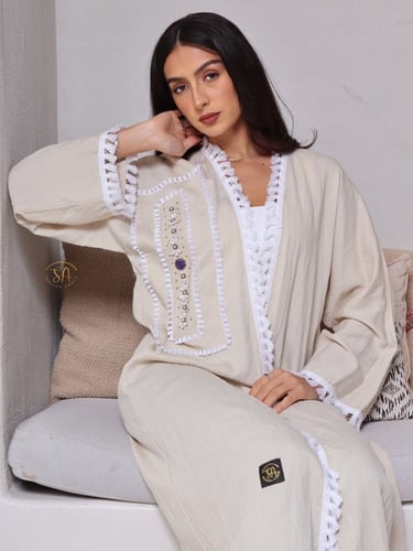 عبايه قماش لينن بحريني بيج مزينه بتطريز ناعم واهدا...