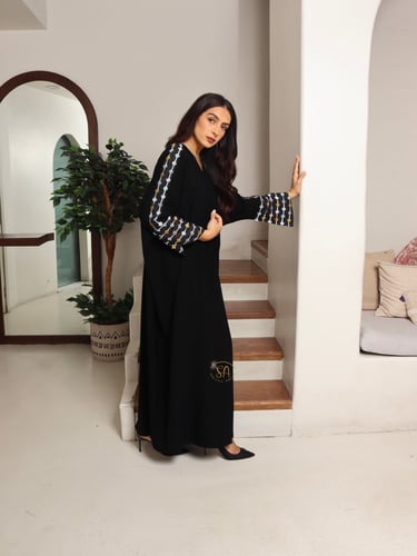 عبايه قماش كريب ملكي بموديل نصف بشت واكمام وتطريز...