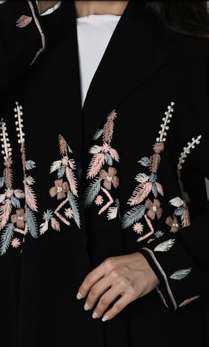 عبايه قماش كريب ملكي بتطريز يدوي ناعم بلون الرمادي...