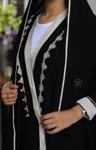 عبايه راقيه جدا بقماش كريب ملكي بلون الاسود وكريب...