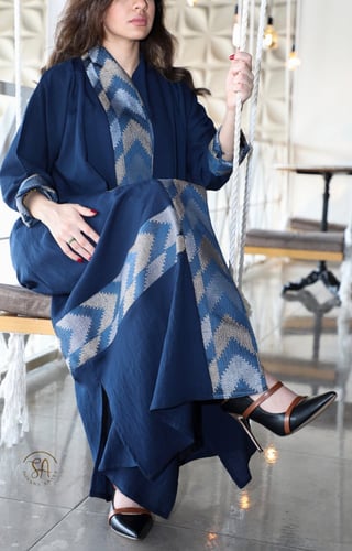 عباية قماش حرير بحريني كحلي بكلفه ناعمه بلون الكحل...