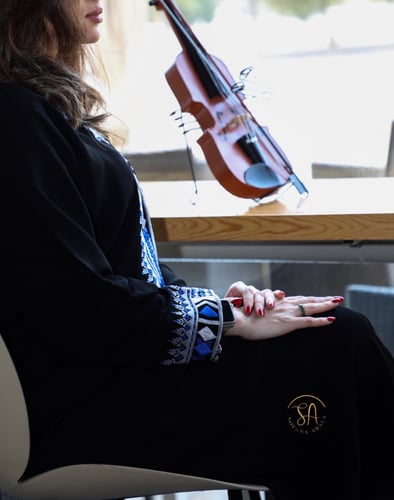 عبايه قماش كريب ملكي وتطريز فاخر بلون ترندي