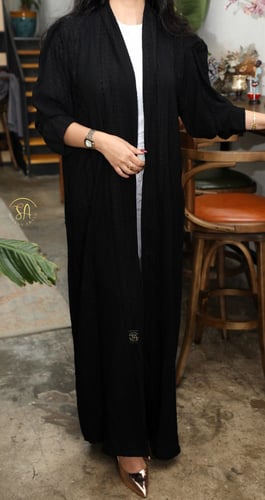 ‎عبايه قماش كريب مشجر فاخر بنفخه بسيطه عند الكتف