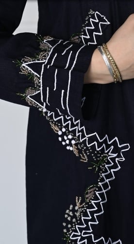 عبايه قماش لينن كحلي بتطريز فريد ومزينه بياقة لتضي...