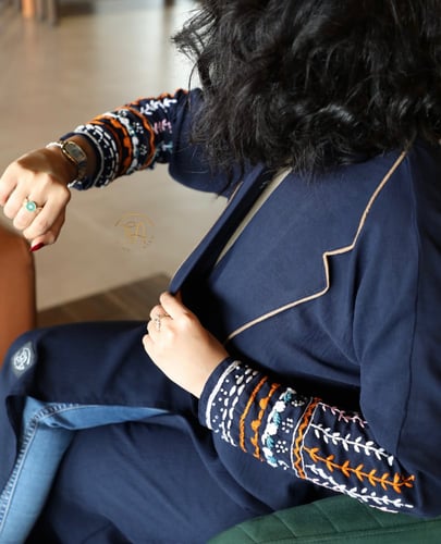 عباية قماش كريب ليزر كحلي بتطريز فريد وياقة عصرية