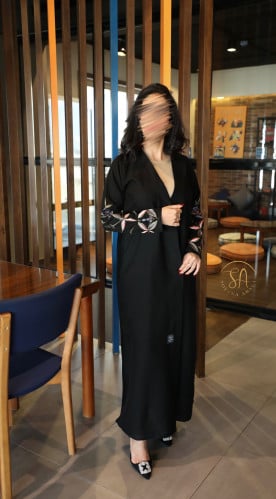 عبايه قماش مكس بين كتان من الامام وقماش حرير بيلسي...