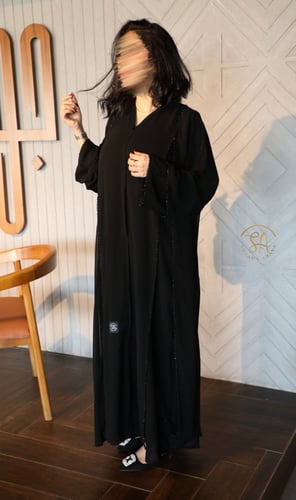 عبايه مكس بين قماش كريب ليزر وشيفون وتطريز ناعم بل...