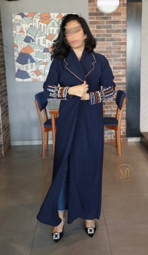 عباية قماش كريب ليزر كحلي بتطريز فريد وياقة عصرية