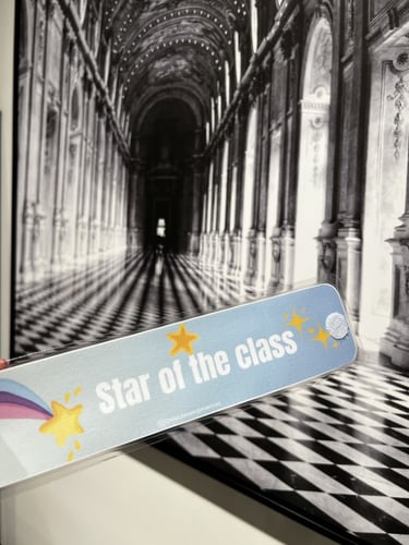 أساور تعزيز للبنات بالإنجليزي