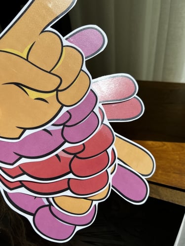 الأيدي المتصلة بمغناطيس خلفي