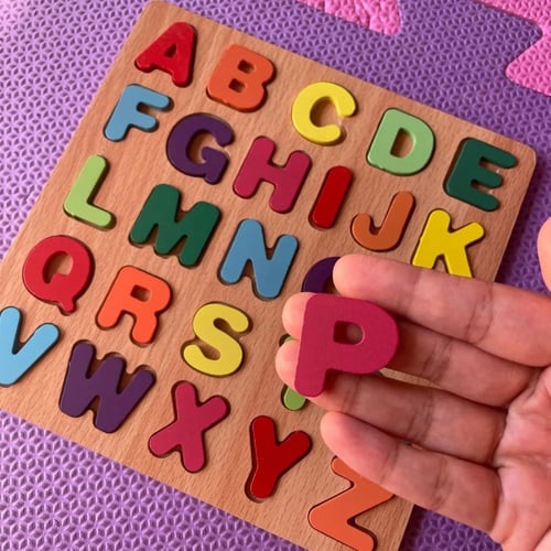 لوح خشبي لتطابق الحروف الإنجليزية
