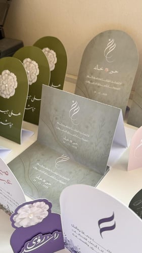 كرت طاولة عادي ثابت بدون قاعدة مقاس A4 - الثيم حسب...