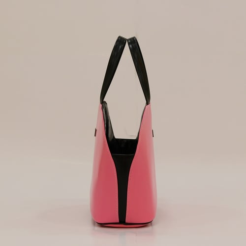 سلة الدانة وسط مقبض أسود