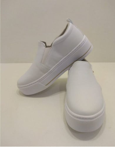 حذاء رياضي ابيض فلات